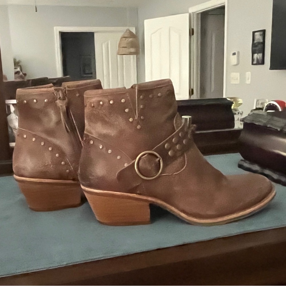 SOFFT Women’s Distressed Leather Boots Size 7.5